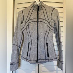 Lululemon women’s size 4 zip up jacket.